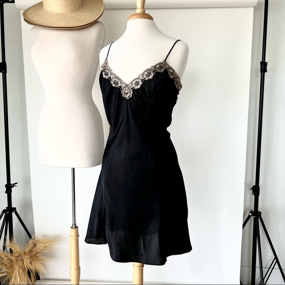 SOLD ❌ VINTAGE BLACK NIGHTDRESS WITH SCALLOP TRIM - Picture 6 of 8